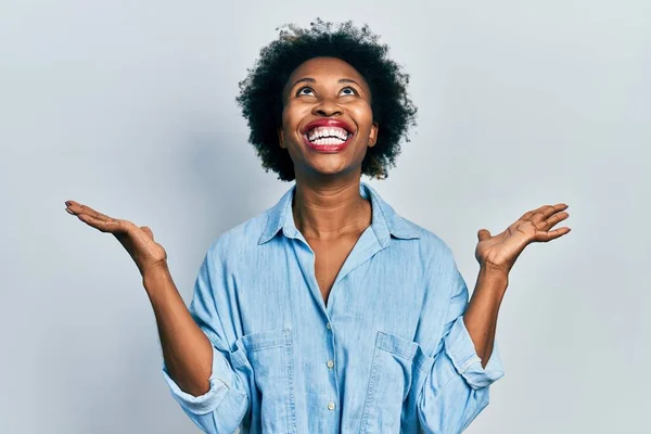 Jovem Afro Americana Vestindo Roupas Casuais Celebrando Loucos Loucos Pelo — Fotografia de Stock