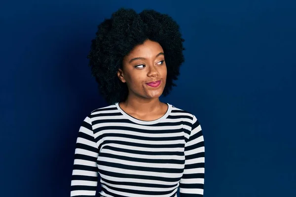 Joven Mujer Afroamericana Vistiendo Ropa Casual Sonriendo Mirando Hacia Lado —  Fotos de Stock