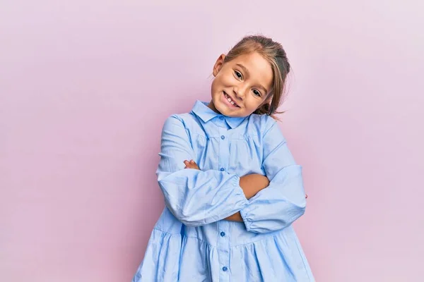 Kis Gyönyörű Lány Alkalmi Ruhát Visel Boldog Arc Mosolyogva Keresztbe — Stock Fotó