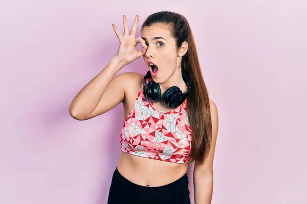 Joven Adolescente Morena Con Ropa Gimnasio Uso Auriculares Haciendo Buen — Foto de Stock