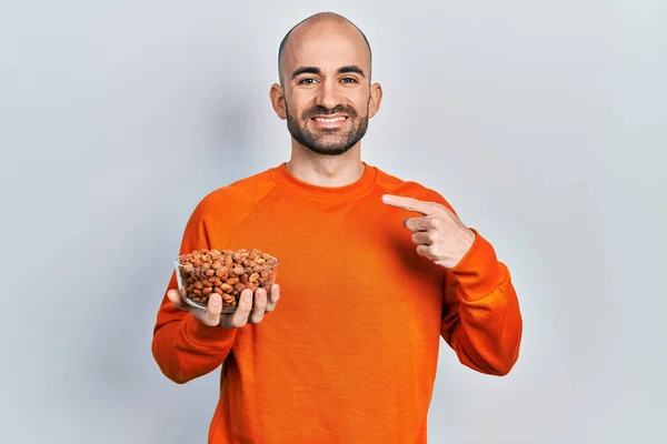Jonge Kale Man Met Pinda Glimlachend Vrolijk Wijzend Met Hand — Stockfoto
