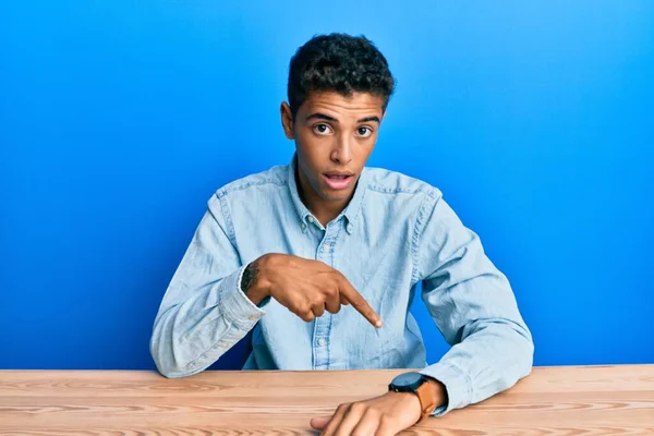 Fiatal Jóképű Afro Amerikai Férfi Alkalmi Ruhát Visel Asztalon Siet — Stock Fotó