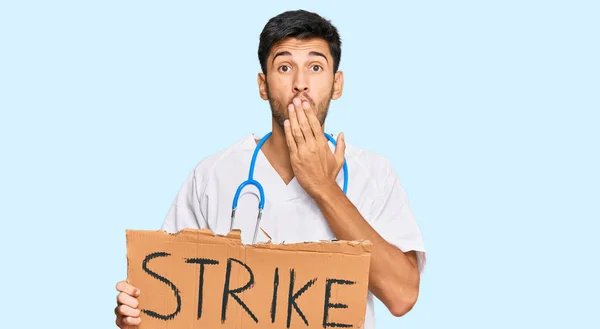 Jovem Homem Bonito Vestindo Uniforme Médico Segurando Greve Banner Papelão — Fotografia de Stock