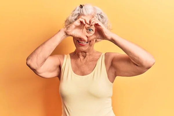 Donna Anziana Dai Capelli Grigi Indossa Abiti Casual Facendo Forma — Foto Stock