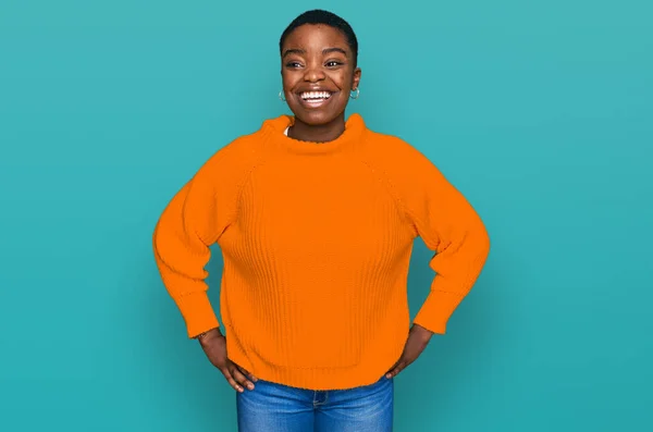 Jonge Afro Amerikaanse Vrouw Draagt Casual Kleding Met Een Vrolijke — Stockfoto