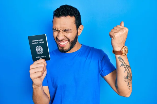 Hispanischer Mann Mit Bart Und Italienischem Pass Sehr Glücklich Und — Stockfoto