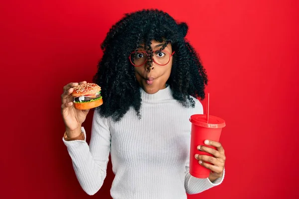 Африканська Американка Волоссям Афро Їдає Смачний Класичний Бургер Соду Робить — стокове фото