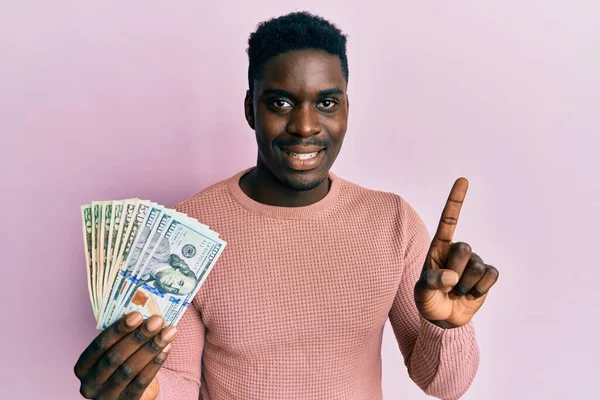 Όμορφος Μαύρος Που Κρατάει Δολάρια Χαμογελώντας Μια Ιδέα Ερώτηση Δείχνοντας — Φωτογραφία Αρχείου