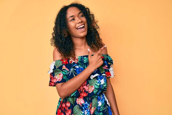 Jovem Afro Americana Vestindo Roupas Casuais Alegre Com Sorriso Rosto — Fotografia de Stock