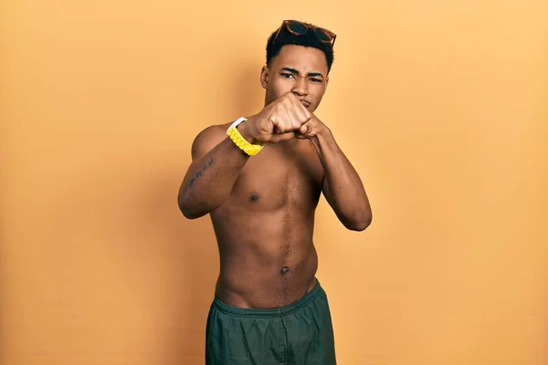 Junger Afrikanisch Amerikanischer Mann Badebekleidung Und Schwimmbrille Schlägt Mit Der — Stockfoto