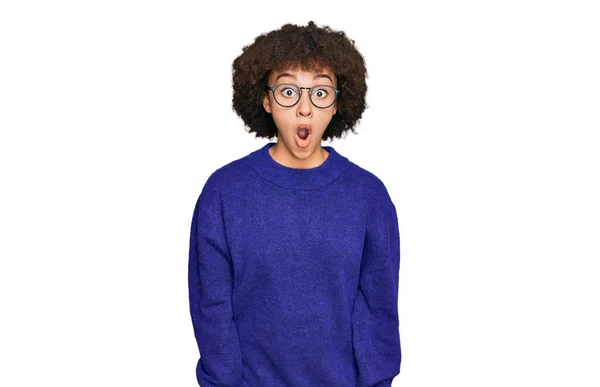 Junges Hispanisches Mädchen Lässigem Winterpullover Und Brille Ängstlich Und Schockiert — Stockfoto