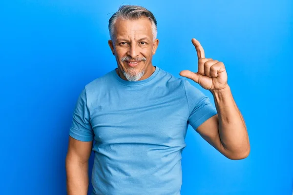 Homem Cabelos Grisalhos Meia Idade Vestindo Roupas Casuais Sorrindo Gestos — Fotografia de Stock