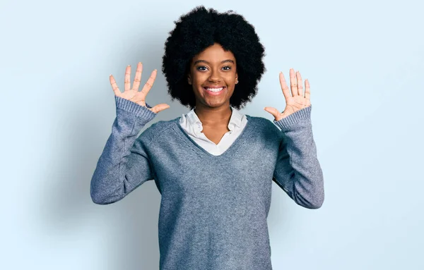 Młoda Afroamerykanka Ubrana Służbowe Ubrania Pokazująca Wskazująca Palcami Numer Dziesięć — Zdjęcie stockowe