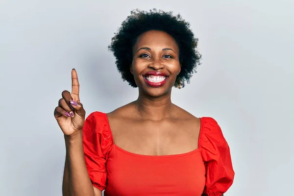Młoda Afroamerykanka Luźnych Ciuchach Pokazuje Wskazuje Palcem Numer Jeden Uśmiechając — Zdjęcie stockowe