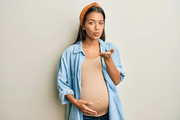 Mooie Latijns Amerikaanse Vrouw Verwacht Een Baby Raakt Zwanger Buik — Stockfoto