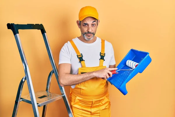 Hombre Guapo Mediana Edad Con Pelo Gris Sosteniendo Rodillo Pintor — Foto de Stock