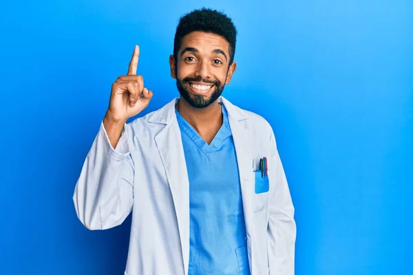 Schöner Hispanischer Mann Mit Bart Doktoruniform Mit Erhobenem Zeigefinger Und — Stockfoto