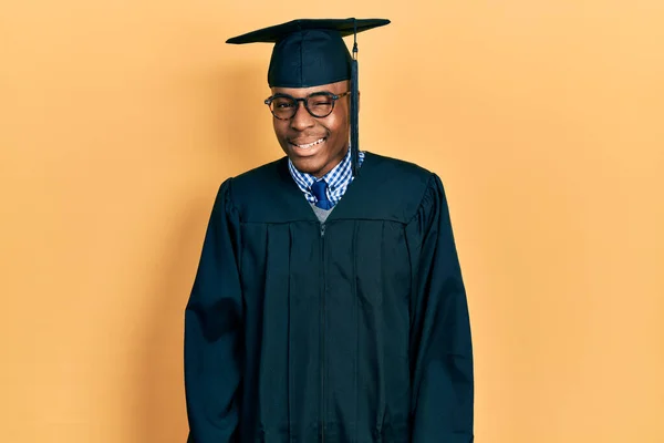 年轻的非洲裔美国人头戴毕业帽 身穿婚纱 眨着眼睛 带着性感的表情 开朗而快乐地看着摄像机 — 图库照片