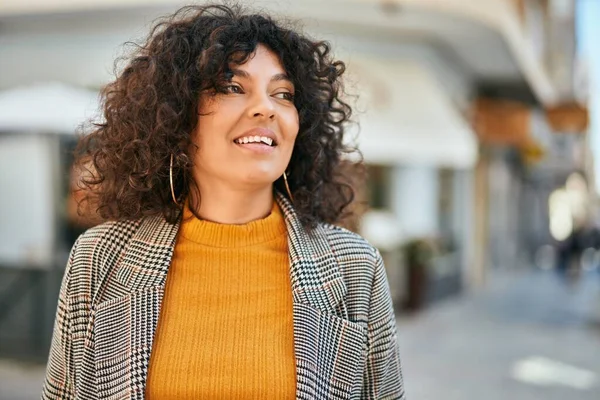 Junge Hispanische Geschäftsfrau Lächelt Glücklich Der Stadt — Stockfoto