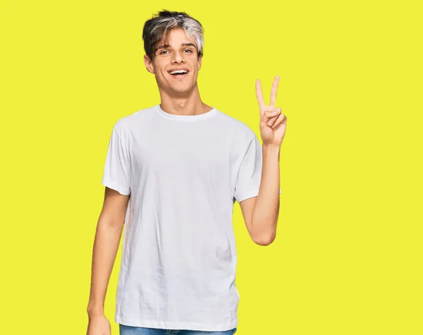 Joven Hombre Hispano Vistiendo Camiseta Blanca Casual Sonriendo Con Cara — Foto de Stock