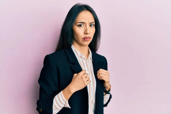 Menina Hispânica Jovem Vestindo Roupas Negócios Sem Noção Expressão Confusa — Fotografia de Stock