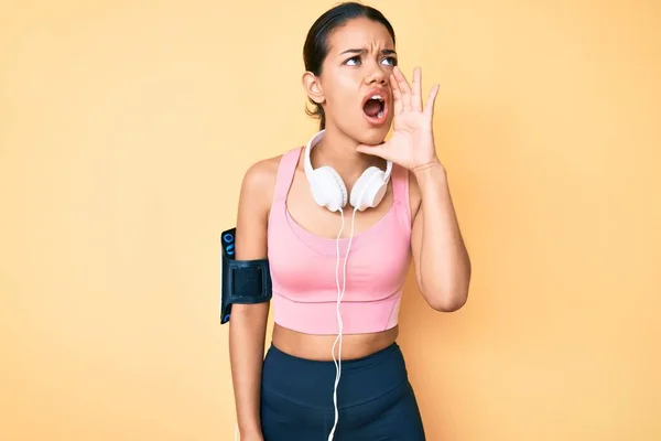 Joven Hermosa Chica Latina Con Ropa Gimnasio Uso Auriculares Gritando —  Fotos de Stock