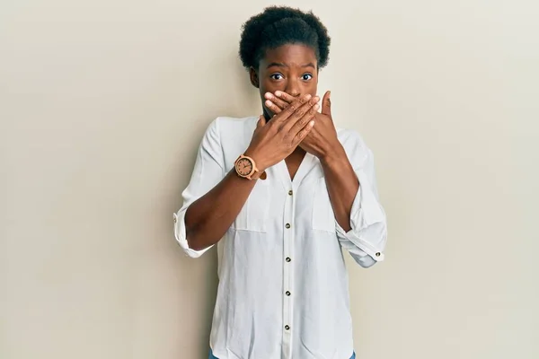 Молодая Африканская Американская Девушка Обычной Одежде Шокирована Закрывая Рот Руками — стоковое фото