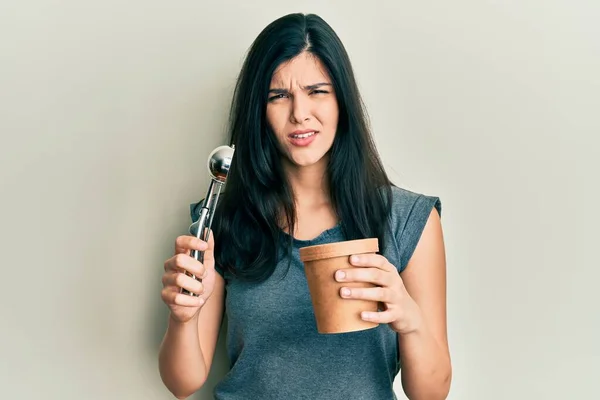 Mujer Hispana Joven Sosteniendo Helado Expresión Despistada Confusa Concepto Duda —  Fotos de Stock