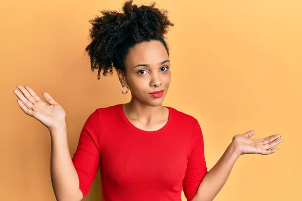 Ung Afrikansk Amerikansk Flicka Bär Casual Kläder Aningslös Och Förvirrad — Stockfoto