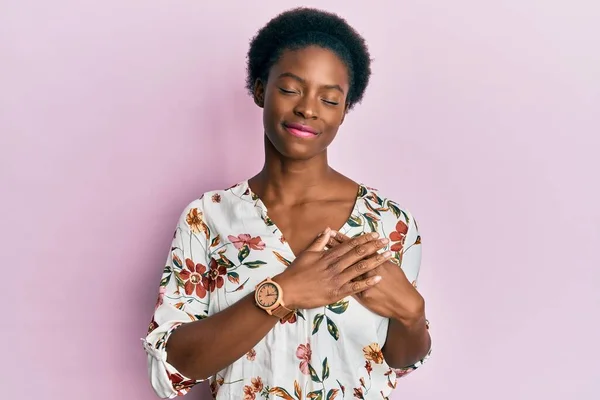 Een Jong Afrikaans Amerikaans Meisje Casual Kleding Glimlachend Met Handen — Stockfoto