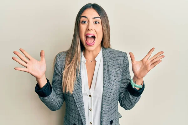 Jonge Latijns Amerikaanse Vrouw Draagt Zakelijke Kleding Vieren Gek Verbaasd — Stockfoto