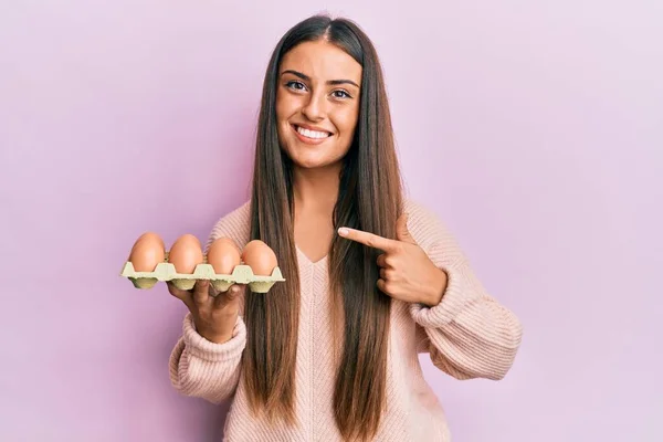 Bella Donna Ispanica Che Tiene Prova Uova Sorridenti Felice Indicando — Foto Stock