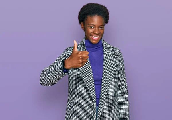 Jovem Menina Afro Americana Vestindo Roupas Casuais Fazendo Polegares Felizes — Fotografia de Stock