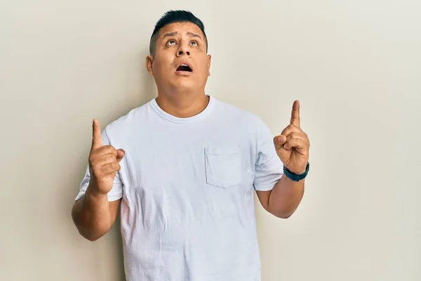 Jonge Latijnse Man Draagt Casual Wit Shirt Verbaasd Verrast Omhoog — Stockfoto