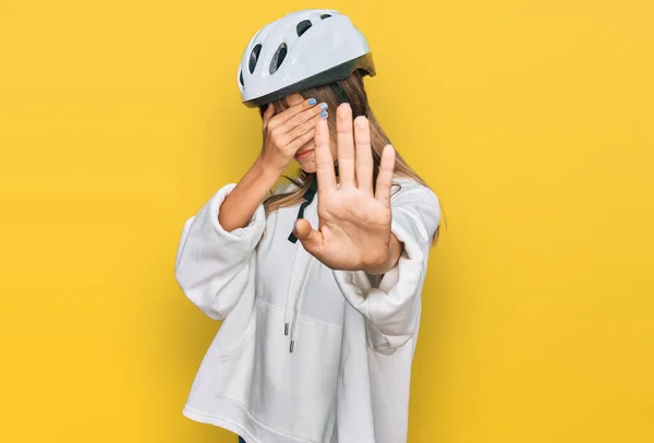 十代の白人の女の子は手で目をカバーし 悲しいと恐怖の表現で停止ジェスチャーを行う自転車のヘルメットを身に着けています 恥をかかせ否定的な概念 — ストック写真