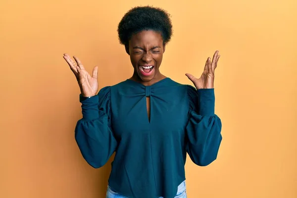Ung Afrikansk Amerikansk Flicka Bär Casual Kläder Firar Galen Och — Stockfoto