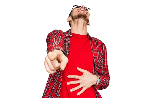 Hispanic Ung Man Bär Casual Kläder Skrattar Dig Peka Finger — Stockfoto