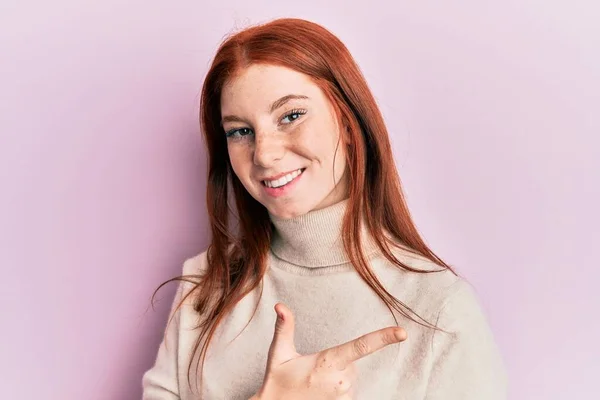 터틀넥 스웨터를 소녀는 손가락으로 바라보며 명랑하게 — 스톡 사진
