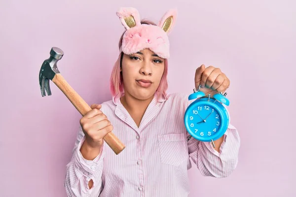 Hispanische Frau Mit Rosafarbenen Haaren Pyjama Mit Hammer Und Wecker — Stockfoto