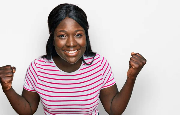 Une Jeune Femme Africaine Portant Shirt Rayures Décontracté Célébrant Surprise — Photo