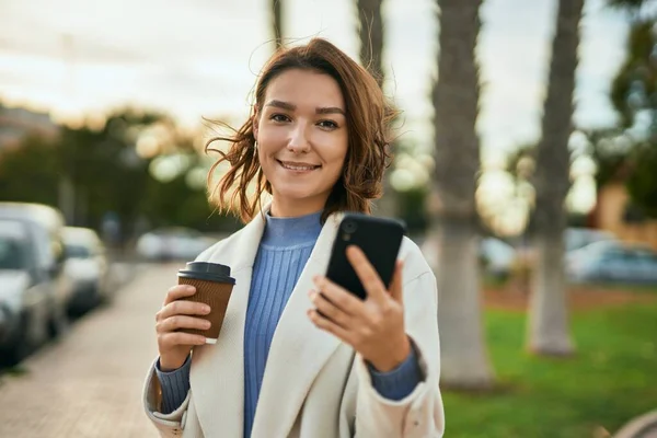 Young Hispanic Woman Using Smartphone Drinking Coffee City — Stock Photo, Image