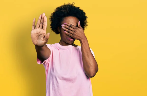 Afro Amerikaanse Vrouw Met Afrohaar Casual Kleding Bril Die Ogen — Stockfoto