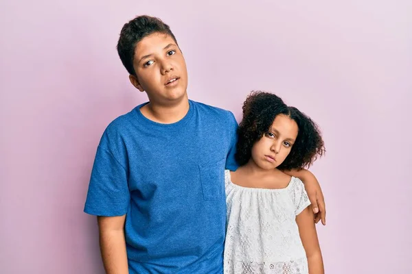 Junge Hispanische Familie Aus Bruder Und Schwester Lässiger Kleidung Die — Stockfoto