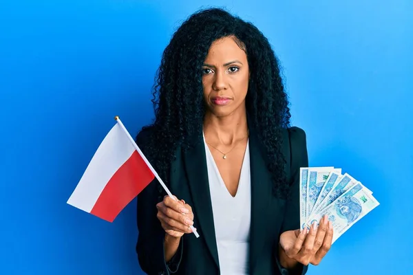 Afroameričanka Středního Věku Držící Polandskou Vlajku Zloté Bankovky Vážným Výrazem — Stock fotografie