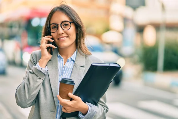 Giovane Donna Affari Ispanica Che Parla Sullo Smartphone Beve Caffè — Foto Stock