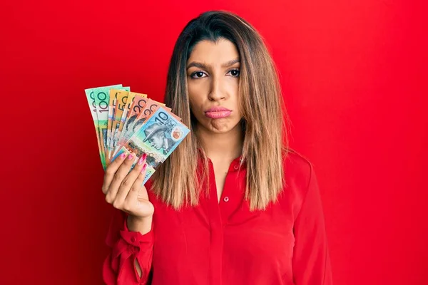 Belle Femme Brune Tenant Des Dollars Australiens Déprimée Inquiète Pour — Photo