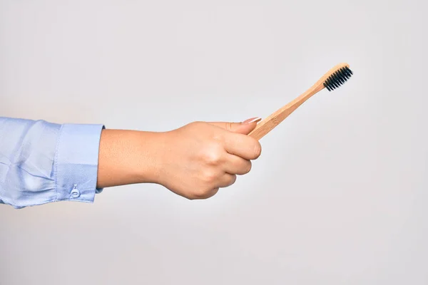 Mão Jovem Caucasiana Segurando Escova Dentes Sobre Fundo Branco Isolado — Fotografia de Stock