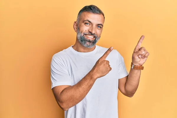 Homem Bonito Meia Idade Vestindo Camiseta Branca Casual Sorrindo Olhando — Fotografia de Stock