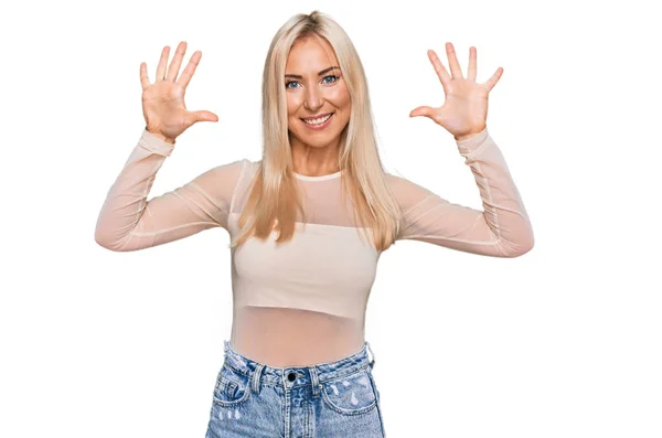 Junge Blonde Frau Lässiger Kleidung Zeigt Mit Finger Nummer Zehn — Stockfoto