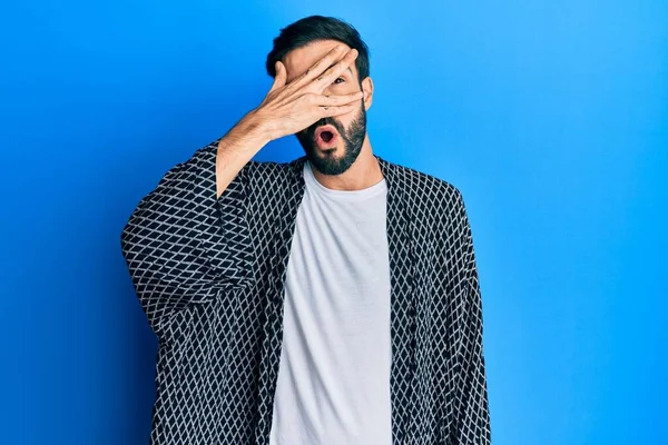 Ung Latinamerikan Man Bär Casual Kläder Kikar Chock Täcker Ansikte — Stockfoto